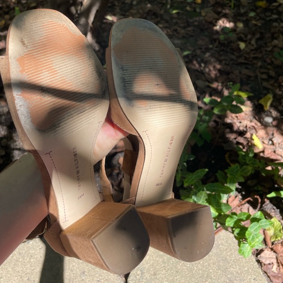 Tommy Hilfiger Tan Suede Bow Heels 6.5 - Picture 3 of 4